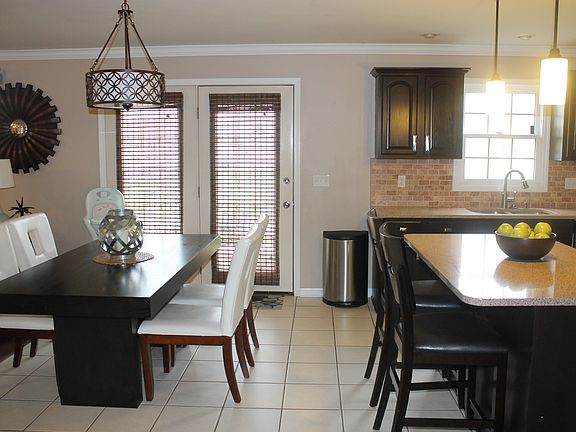 Eat in kitchen & island