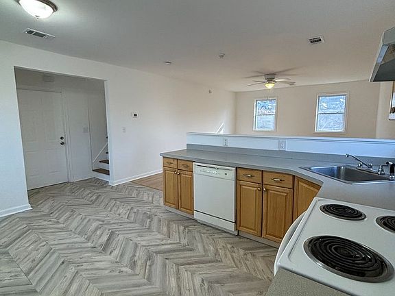 3rd image of 1002 Glendon Ave #4