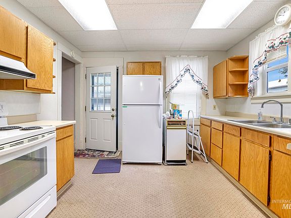 3rd image of 28572 Hyde Ave