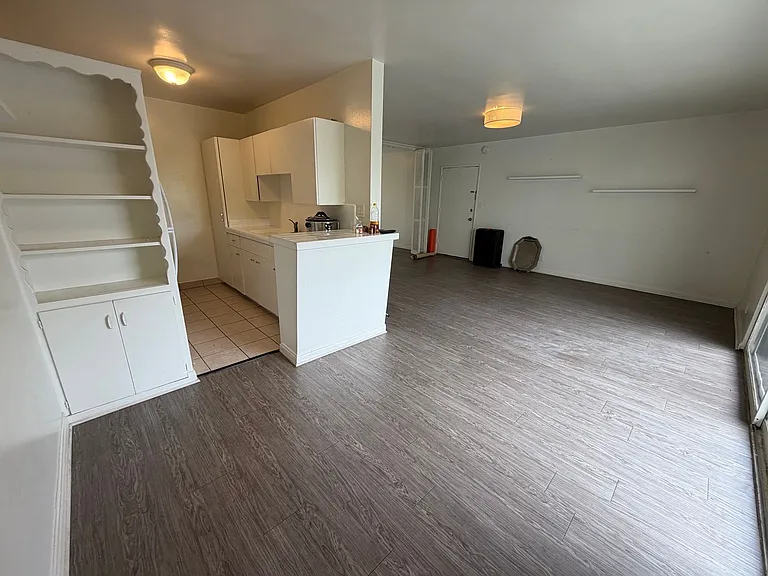 1560 N Laurel — Photo 5