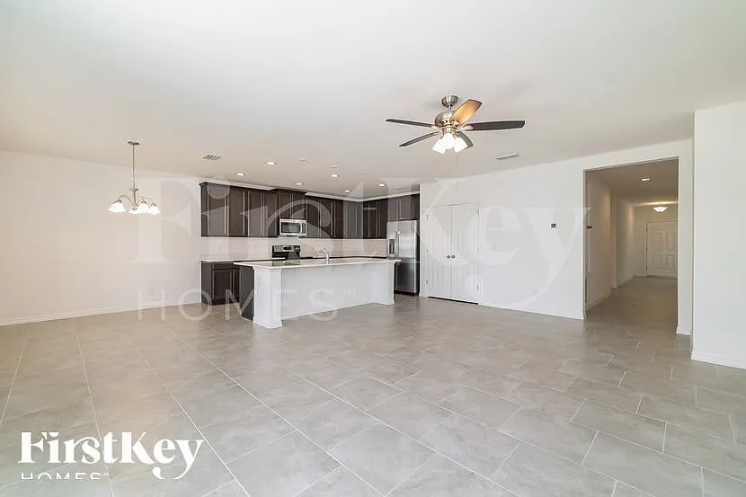 4 bed, 2.0 bath, 2103 sqft, $2,100 — Photo 4