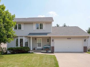 1229 Waldenwood Ln NE, Cedar Rapids, IA 52402