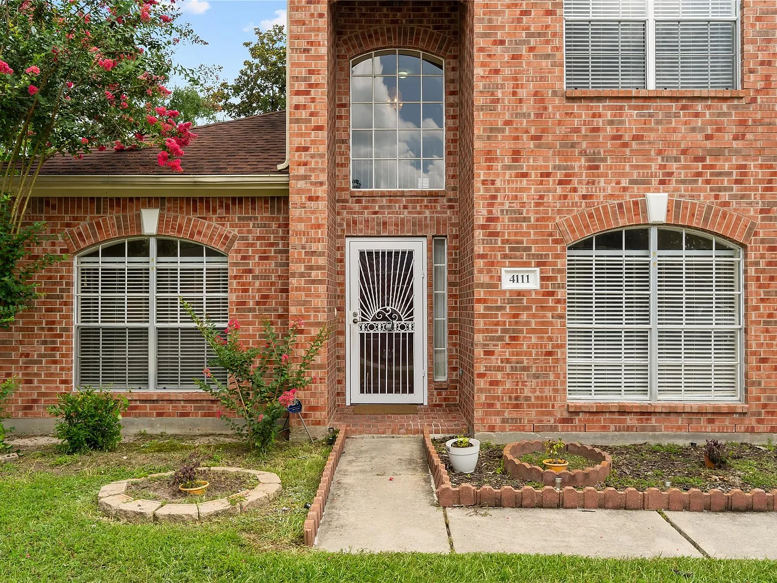 4 bed, 2.5 bath, 3145 sqft, $2,500 — Photo 2