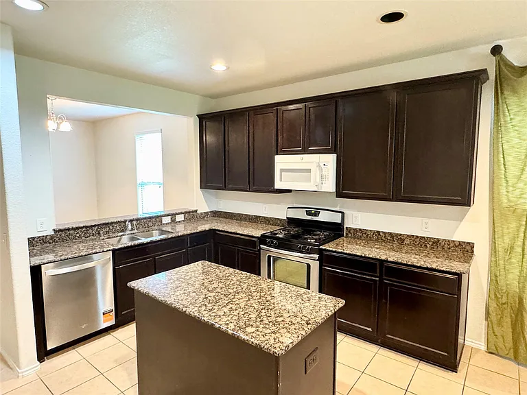1331 S Maple Dr — Photo 8