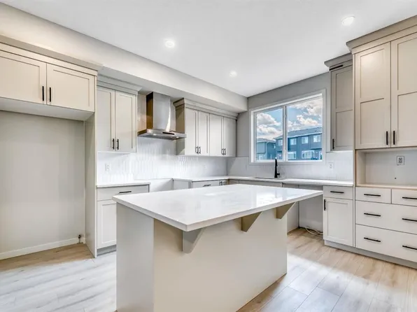 292 NE Marmot Grv NW, Calgary, AB T3R 2E9