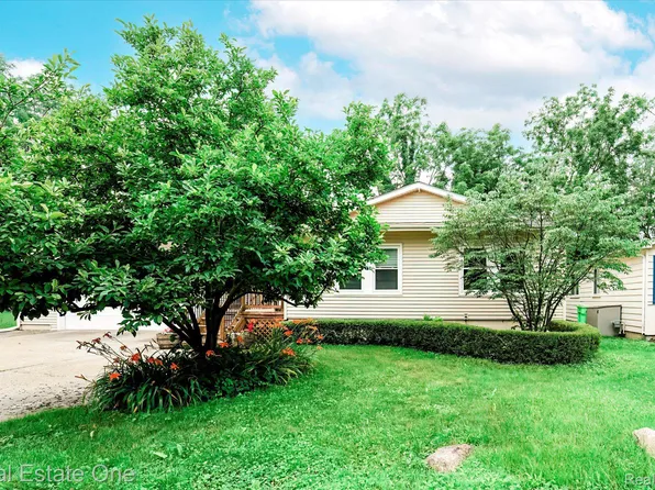 2220 Willow Beach St, Keego Harbor, MI 48320