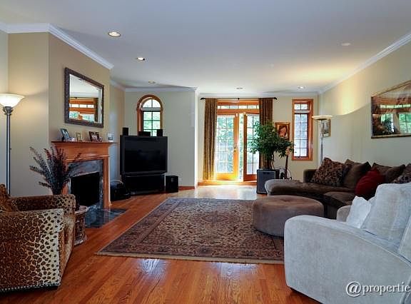 2nd image of 628 W Wrightwood Ave APT 2E