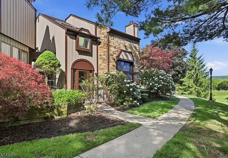 15 Delbarton Ct — Photo 3