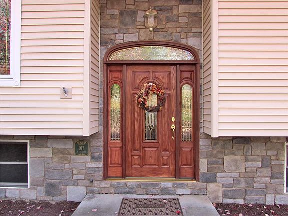 5th image of 917 Madeline Dr