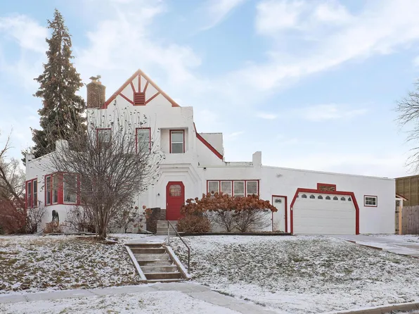 2376 Bayless Pl, Saint Paul, MN 55114