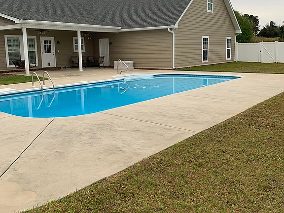 Back view/saltwater pool