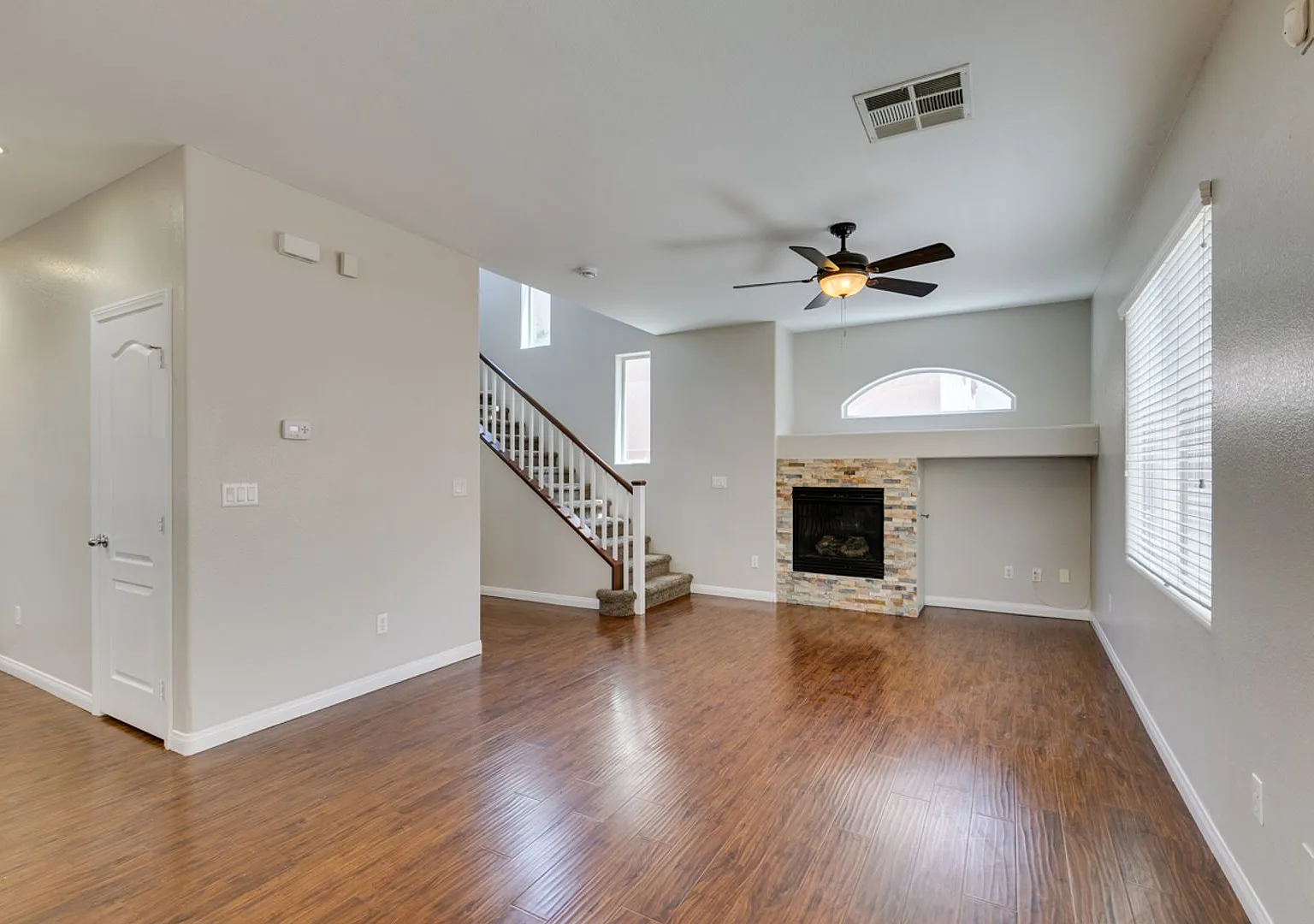 Beautiful 3 Bed / 3 Bath Home in Skyridge Community — Photo 2