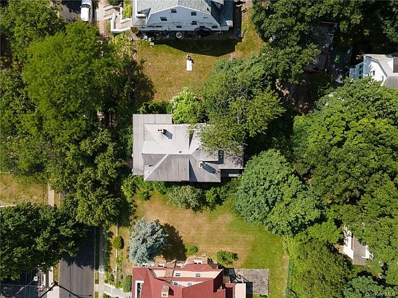 4th image of 326 Seneca Ave