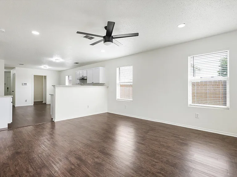 4816 Waterford Dr — Photo 2