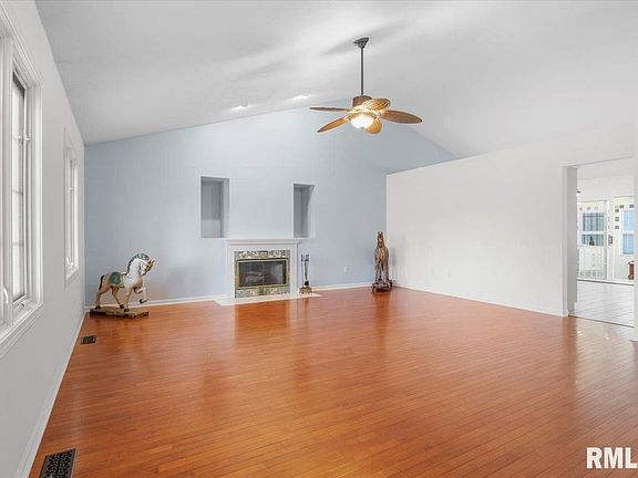 Spacious Livingroom!