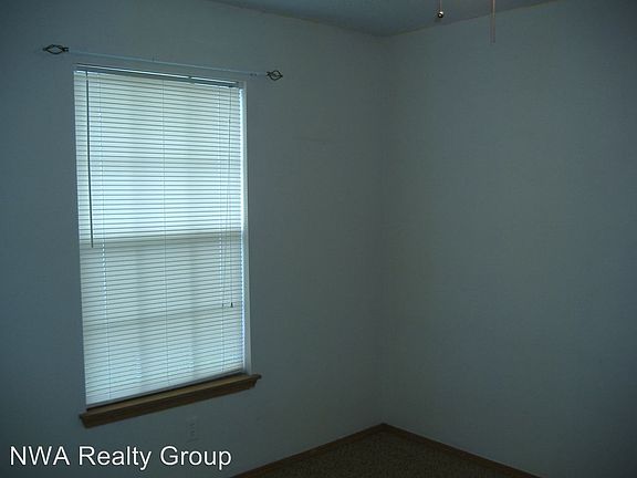 4th image of 1610 Crescent St