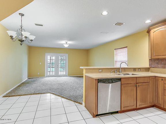4th image of 827 Poinsetta Dr #0