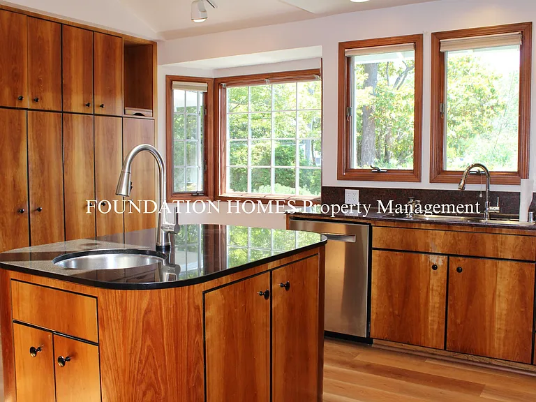 33 College Ct — Photo 7