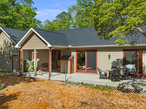 411 Alta Cir, Laurel Park, NC 28739