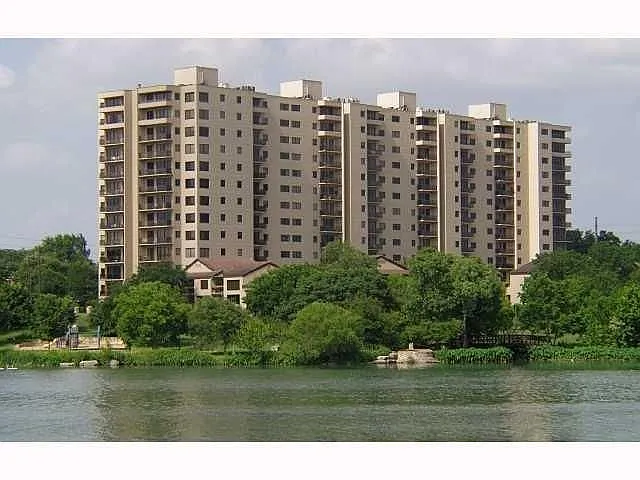 Building Photo - 40 N Interstate Highway 35 #8C4