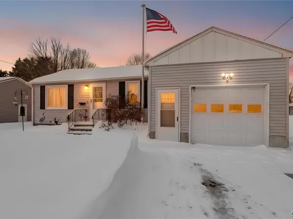 100 Clarence Dr, North Syracuse, NY 13212