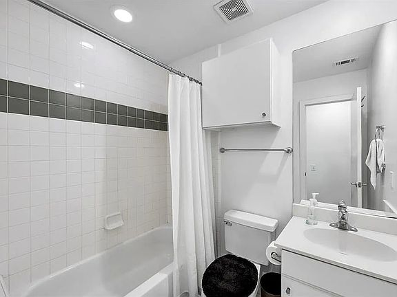 4th image of 823 Saulnier St #1