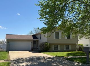2818 Rocksbury Dr, Bloomington, IL 61705