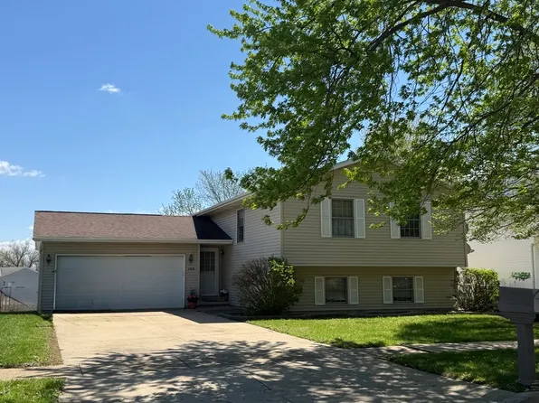 2818 Rocksbury Dr, Bloomington, IL 61705