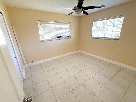 4th image of 551 SE 15th St #W