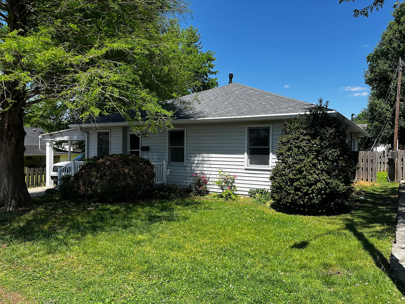 3 bed, 1.5 bath, 1300 sqft, $1,700 — Photo 2
