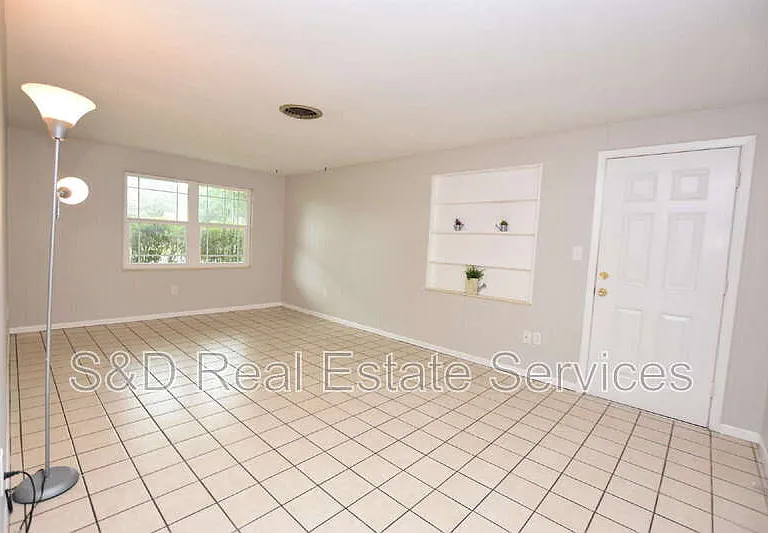 1424 Phyllis St — Photo 7