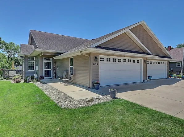 609 E 1st St, Anamosa, IA 52205