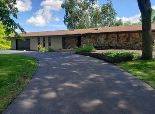 N62W15679 Skyline Dr, Menomonee Falls, WI 53051