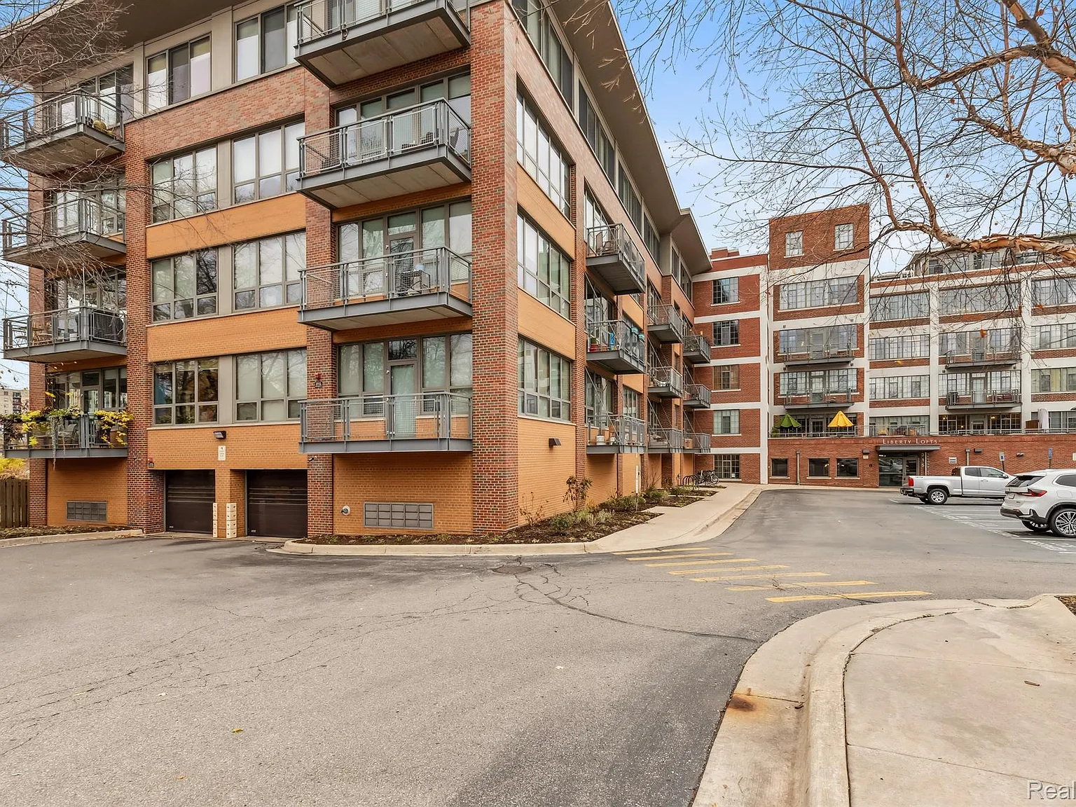 1 bed, 1.5 bath, 906 sqft, $3,200 — Photo 1