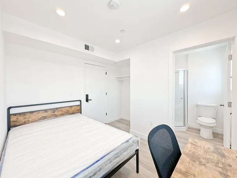 1363 1/2 W 35th St #9 — Photo 24
