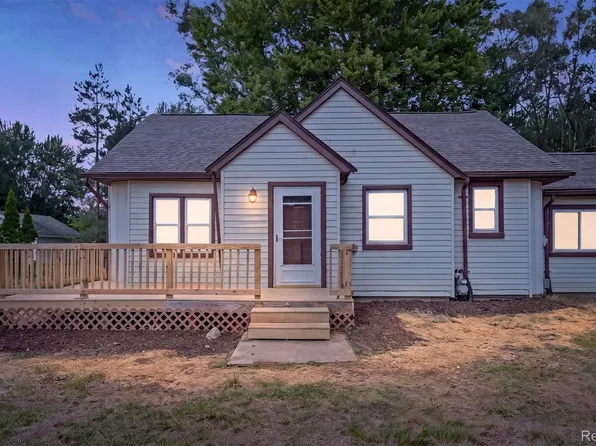 15564 Almont Rd, Allenton, MI 48002
