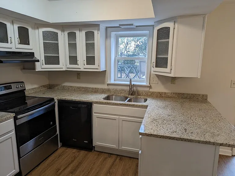 485 Woodview Dr — Photo 5
