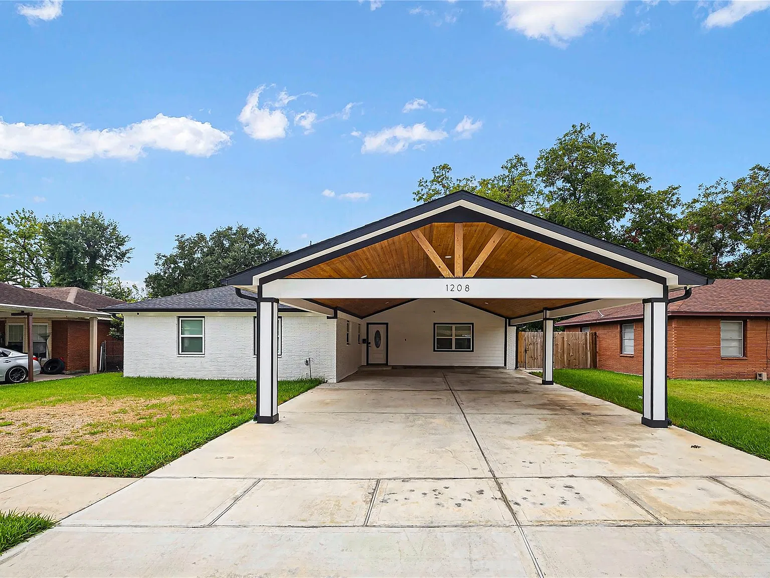 4 bed, 2.5 bath, 1195 sqft, $2,400 — Photo 2