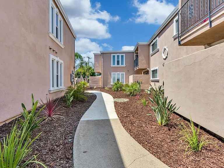 South Land Park Apartments — Photo 15