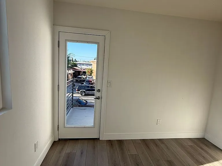 1150 W 38th St — Photo 21