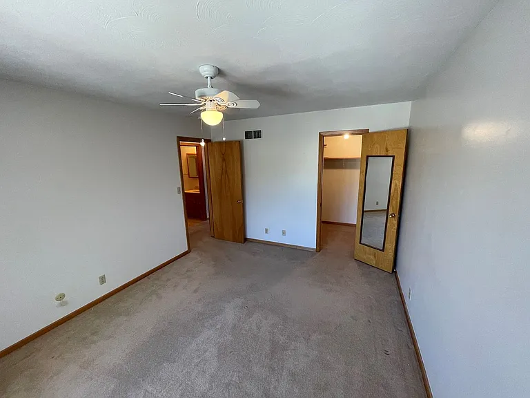 121-127 S Wedgewood Dr — Photo 5