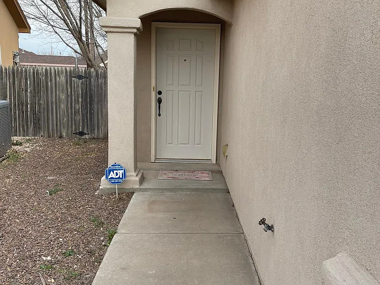 1515 Bradley Ct — Photo 2
