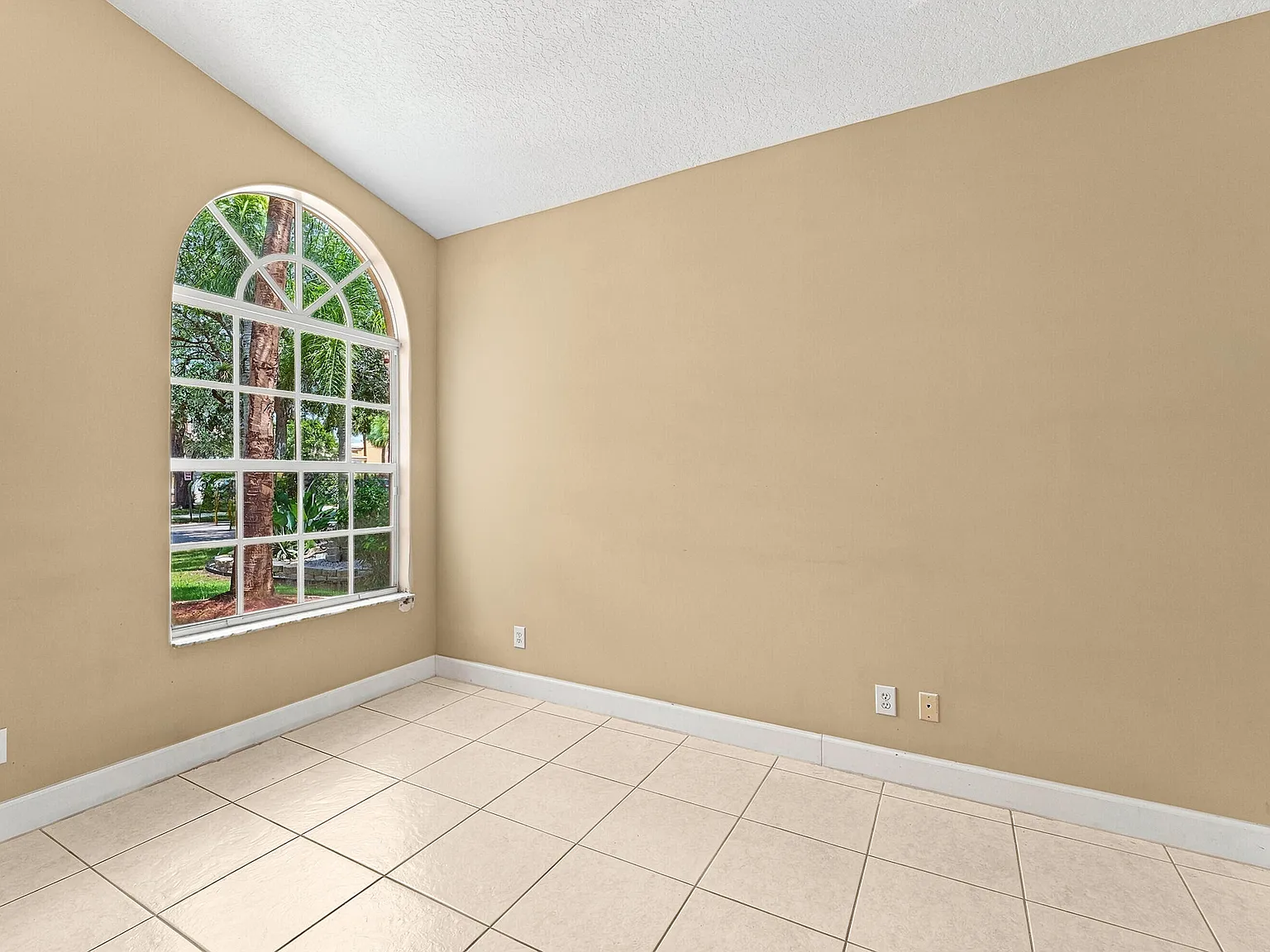 3 bed, 2.0 bath, 1488 sqft, $3,500 — Photo 4