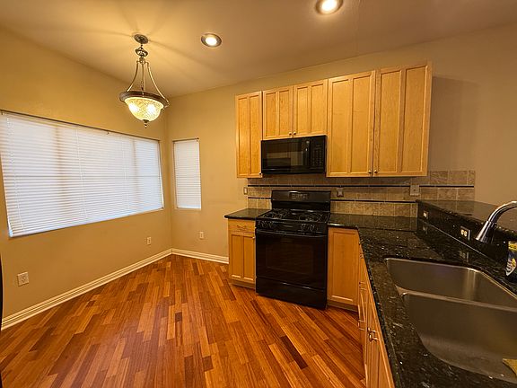 4th image of 10529 Allthorn Ave