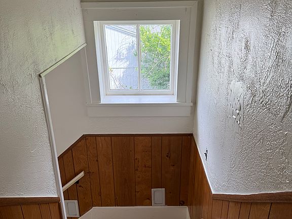 stairs to foyer
