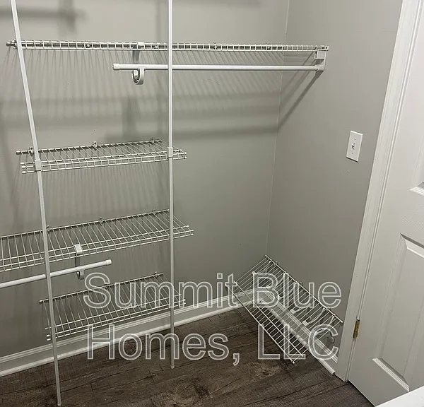 555 N Dupont Ave — Photo 6