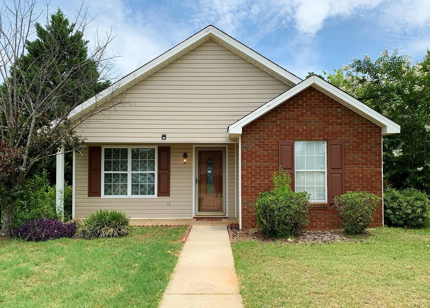 Super Cute 3BD/2B Home in Veterans School Zone — Photo 1