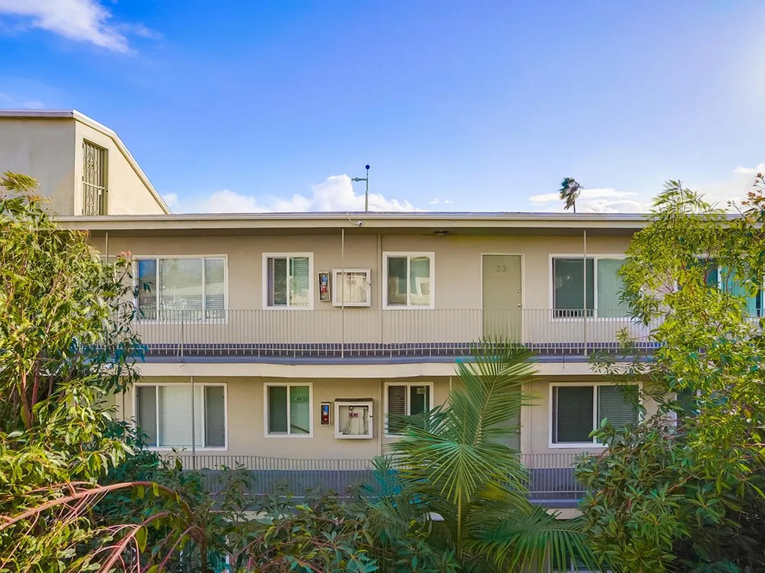 Pet Friendly Apartment Complex in South LA - Gated Parking, Laundry In-Units, Manager On-Site — Photo 4