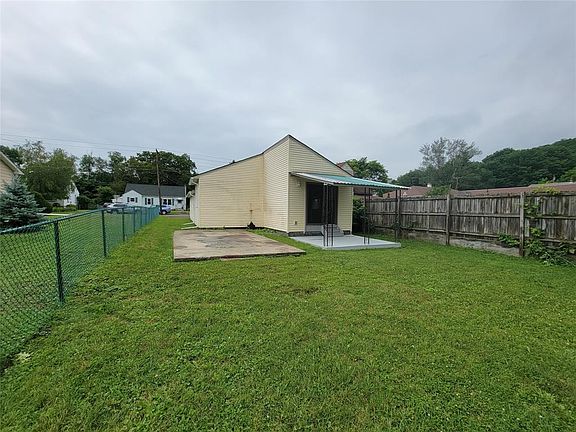 4th image of 806 Carl St