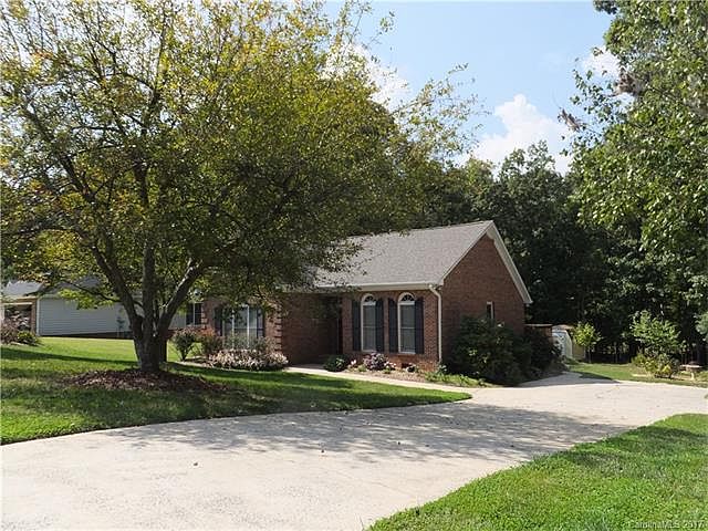 1st image of 901 Manor Dr